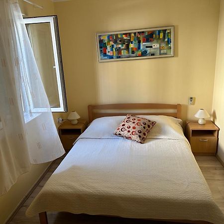 Spacious 1 Bedroom 4 Star Apartment, Млини Экстерьер фото