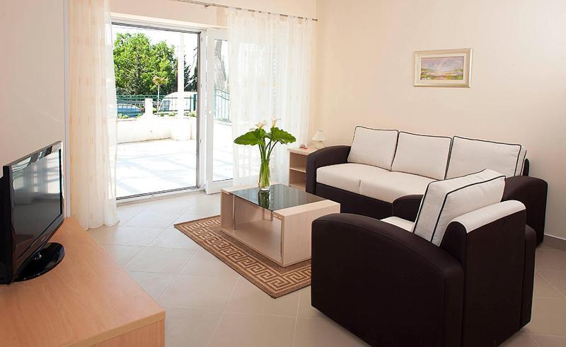 Spacious 1 Bedroom 4 Star Apartment, Млини Экстерьер фото