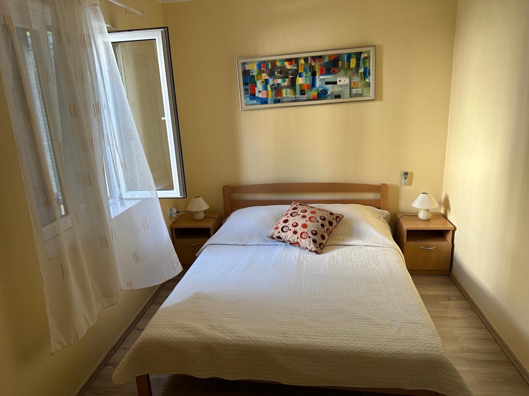 Spacious 1 Bedroom 4 Star Apartment, Млини Экстерьер фото