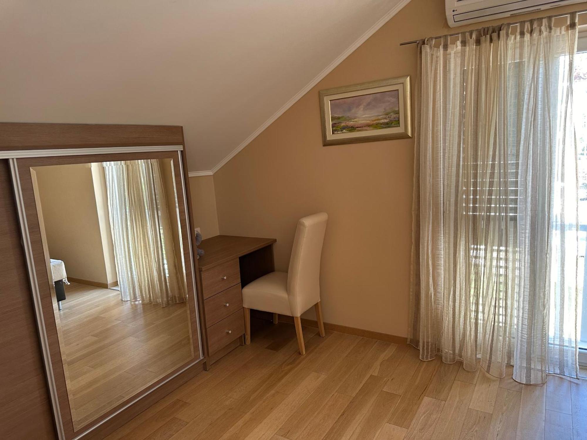 Spacious 1 Bedroom 4 Star Apartment, Млини Экстерьер фото