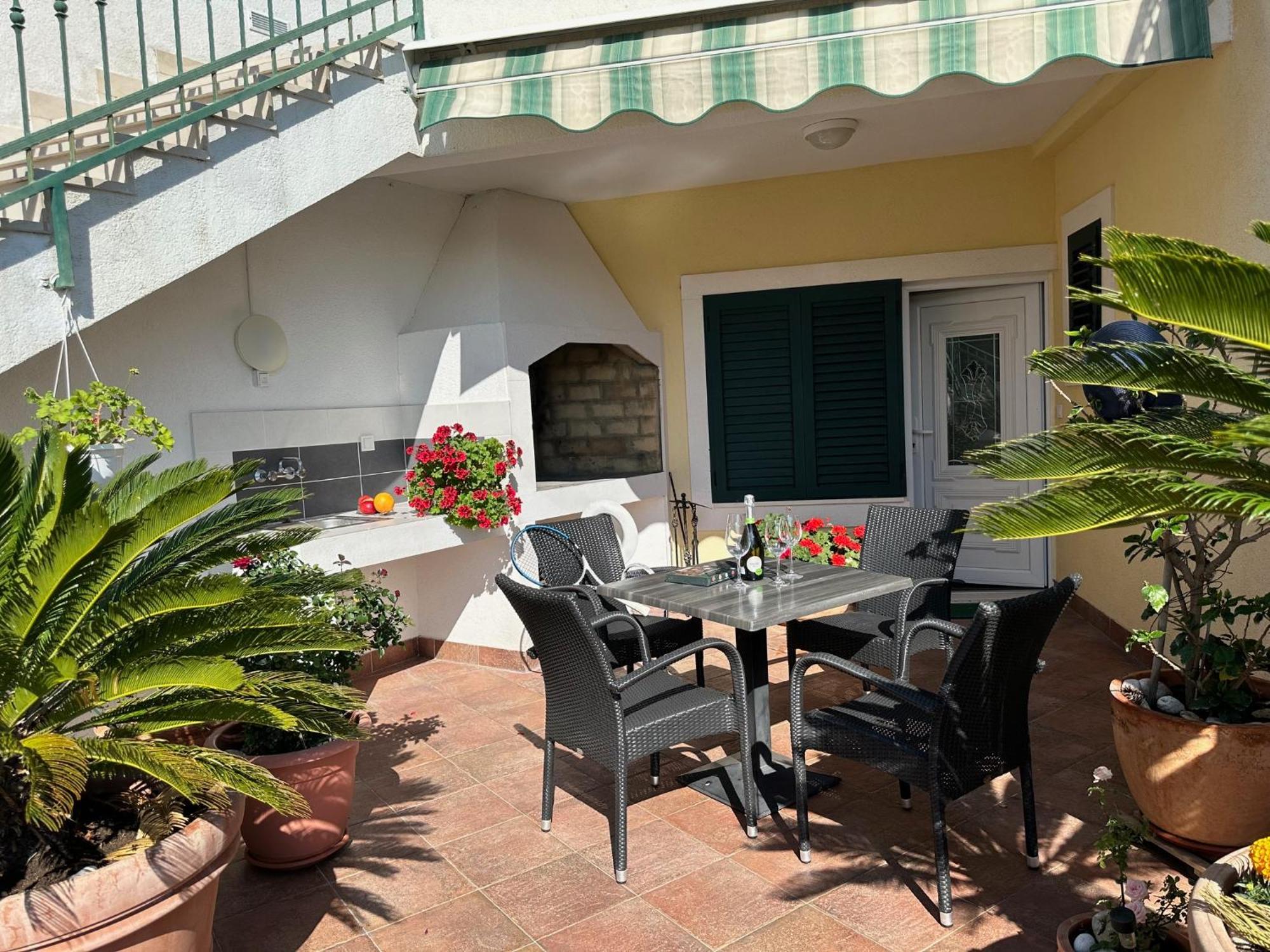 Spacious 1 Bedroom 4 Star Apartment, Млини Экстерьер фото