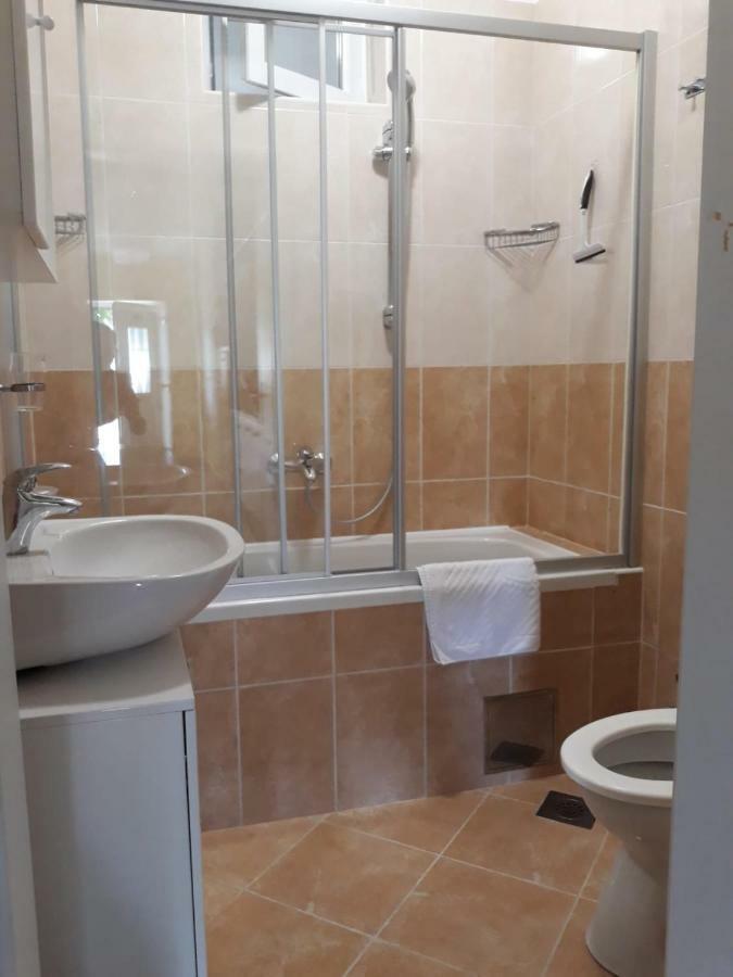 Spacious 1 Bedroom 4 Star Apartment, Млини Экстерьер фото